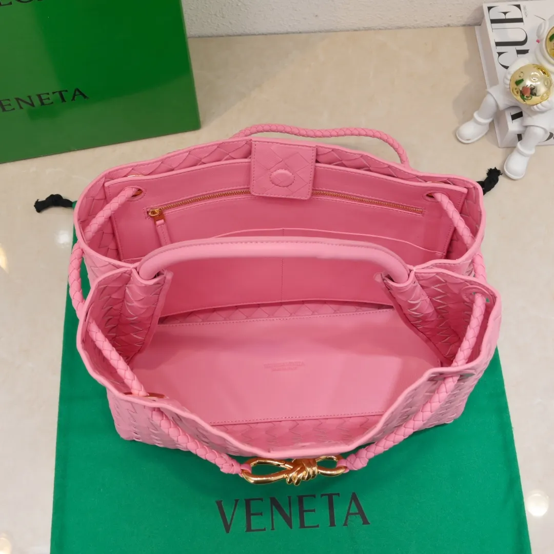 The 2023 new Andiamo batch of 2260 BV has been shipped‼ ️Really popular🔥The new Andiamo woven handbag launched by Bottega Veneta this season is really popular all over the world! ! Celebrities at home and abroad have worn it, and Oscar-winning actress Michelle Yeoh has taken it out on the street. Song Jia, Trai Yara, Yu Feihong, Sanji Ayaka, Rosie Hunting-Whiteley, Yoshioka Riho, etc. have all picked up this bag. It is classic and versatile, showing off its temperament, and the bag capacity is also large, which is very convenient for daily commuting! ! A variety of carrying methods, the shoulder straps can be adjusted by yourself, the original lambskin feels soft and delicate, and the unisex style breaks gender boundaries and brings a more practical and longer-lasting use experience. Andiamo, which has both elegant and casual styles, perfectly interprets the true appearance of "fashionable old money style". Style number: 8463 Size: 32*24*12